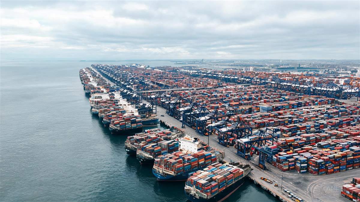 旺季爆舱甩柜示意图：港口集装箱堆场拥堵场景