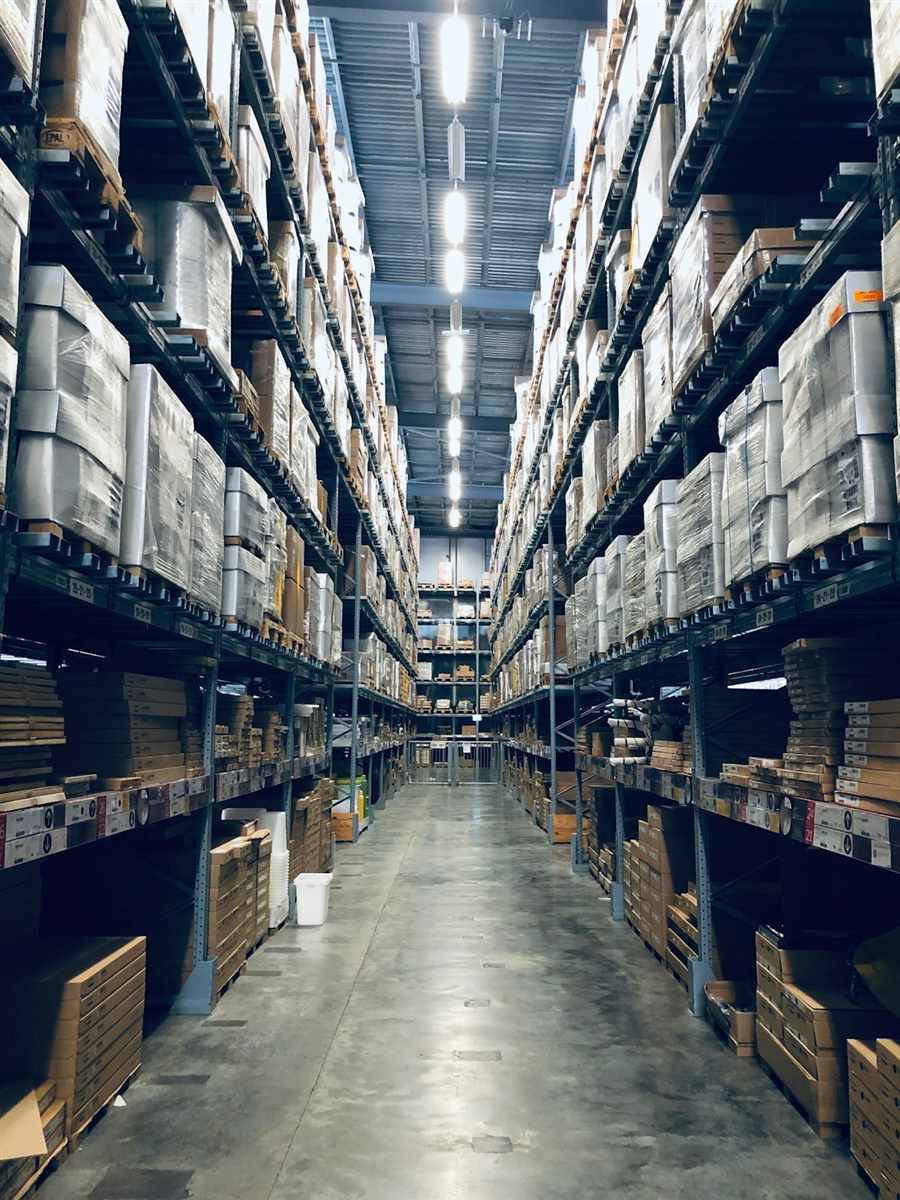 体积重计算猫腻示意图：仓库货物堆放与丈量场景